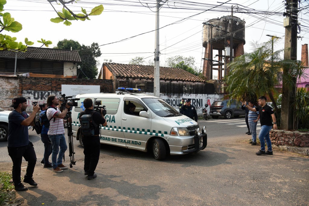 Una ambulancia llega con el cuerpo sin vida del diputado Eulalio Gomes a la sede de la morgue judicial en la ciudad de Asunción en Paraguay.