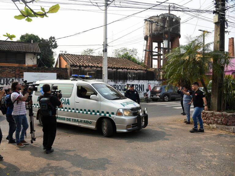 Una ambulancia llega con el cuerpo sin vida del diputado Eulalio Gomes a la sede de la morgue judicial en la ciudad de Asunción en Paraguay.