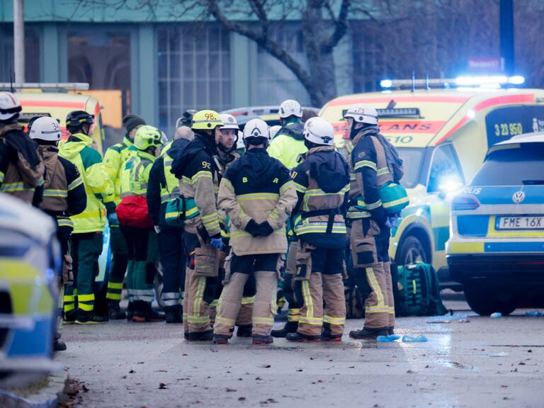 Members of the emergengy services work at the scene of the Risbergska School in Orebro, Sweden, on February 4, 2025, following reports of a serious violent crime. Four people were shot at a school in the Swedish city of Orebro on Tuesday, police said while adding that a large operation was still ongoing, urging people to stay away from the area. (Photo by Kicki NILSSON / TT News Agency / AFP) / Sweden OUT (Photo by KICKI NILSSON/TT News Agency/AFP via Getty Images)