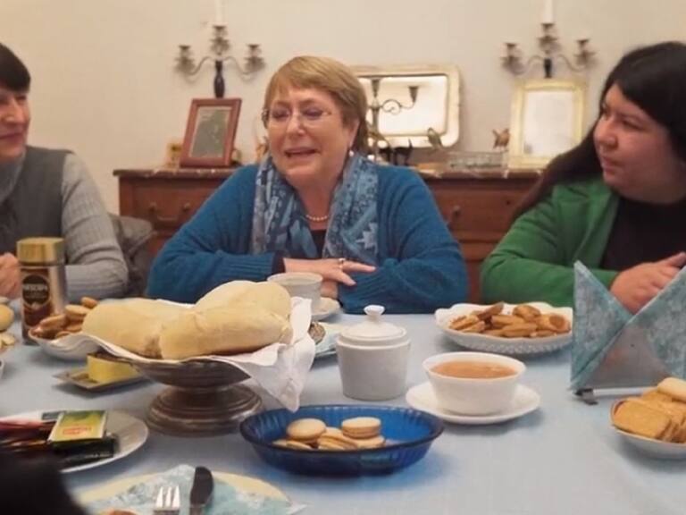 A lo Divina Comida y con pan con palta: Michelle Bachelet la rompió en redes con «oncecita» en franja del Apruebo