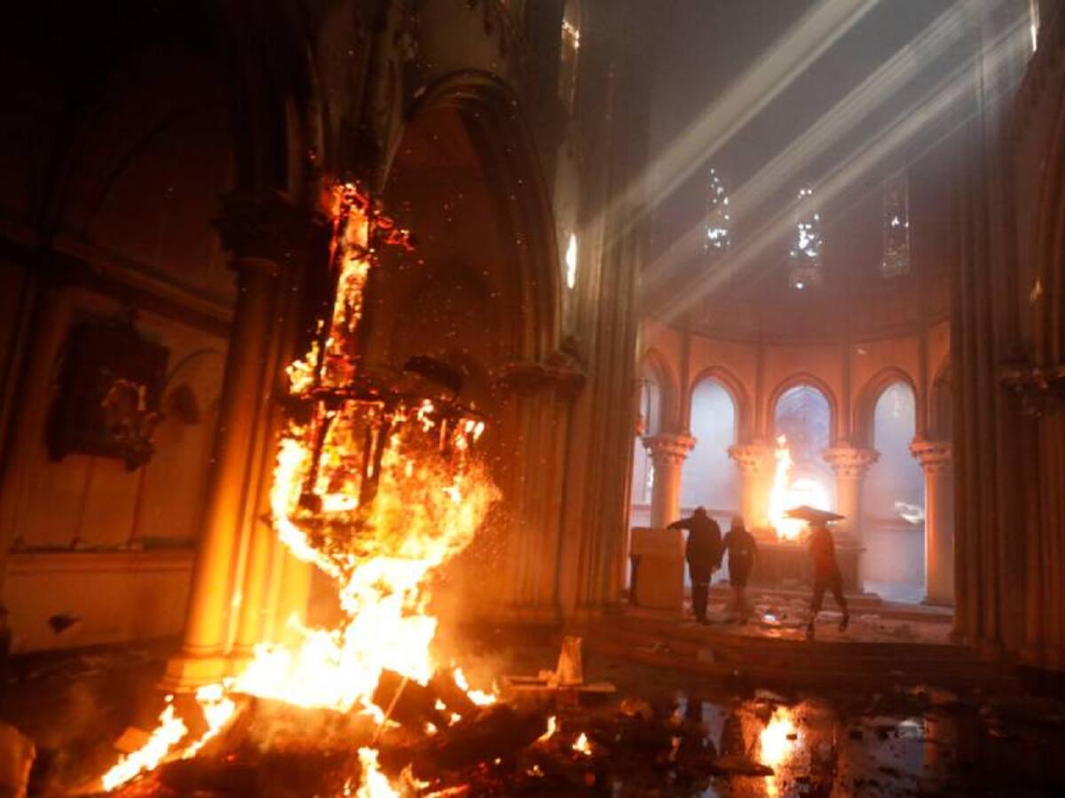 Estaba prófugo: detienen a sujeto imputado por el incendio a la Iglesia de Carabineros durante el estallido social