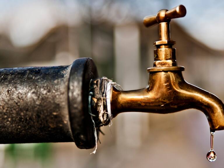 A qué hora comienza el corte de agua programado para varias comunas de la RM