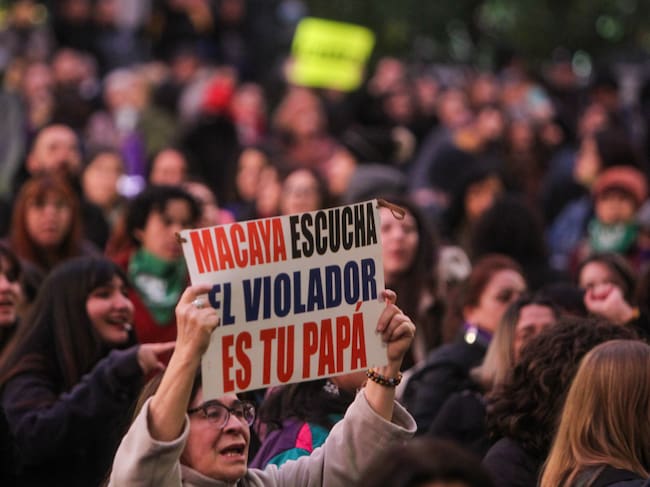 26 DE JULIO 2024 / SANTIAGO
Diferentes coordinadoras feministas se reúnen en frente de la corte suprema para manifestarse en contra de Eduardo Macaya del padre del senador UDI Javier Macaya, imputado por abuso sexual.
FOTO: LUKAS SOLIS / AGENCIAUNO