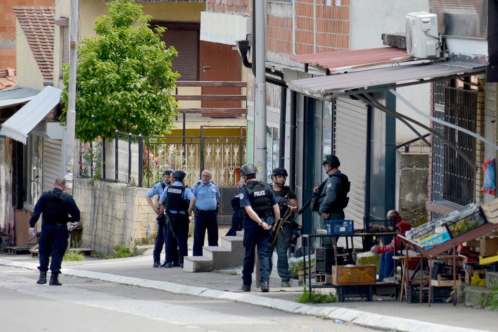 Policías de Kosovo custodian las calles ante conflicto con Serbia