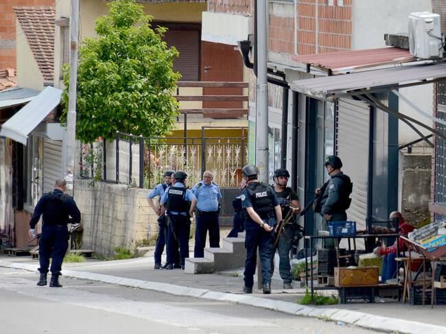 Policías de Kosovo custodian las calles ante conflicto con Serbia