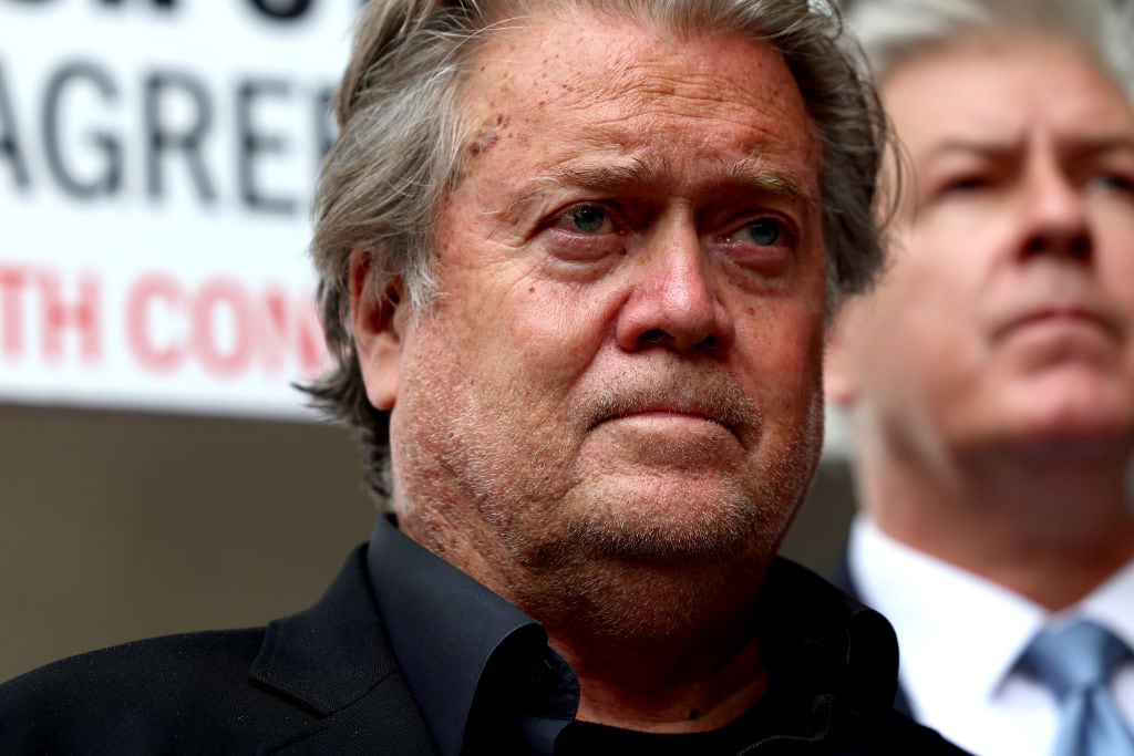 Steve Bannon habla ante la prensa tras salir de tribunales en Washington