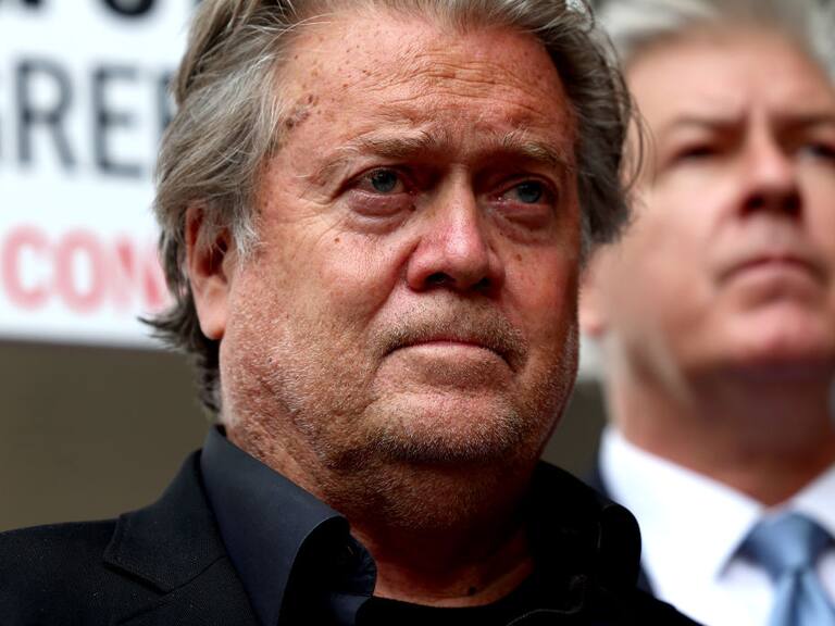 Steve Bannon habla ante la prensa tras salir de tribunales en Washington
