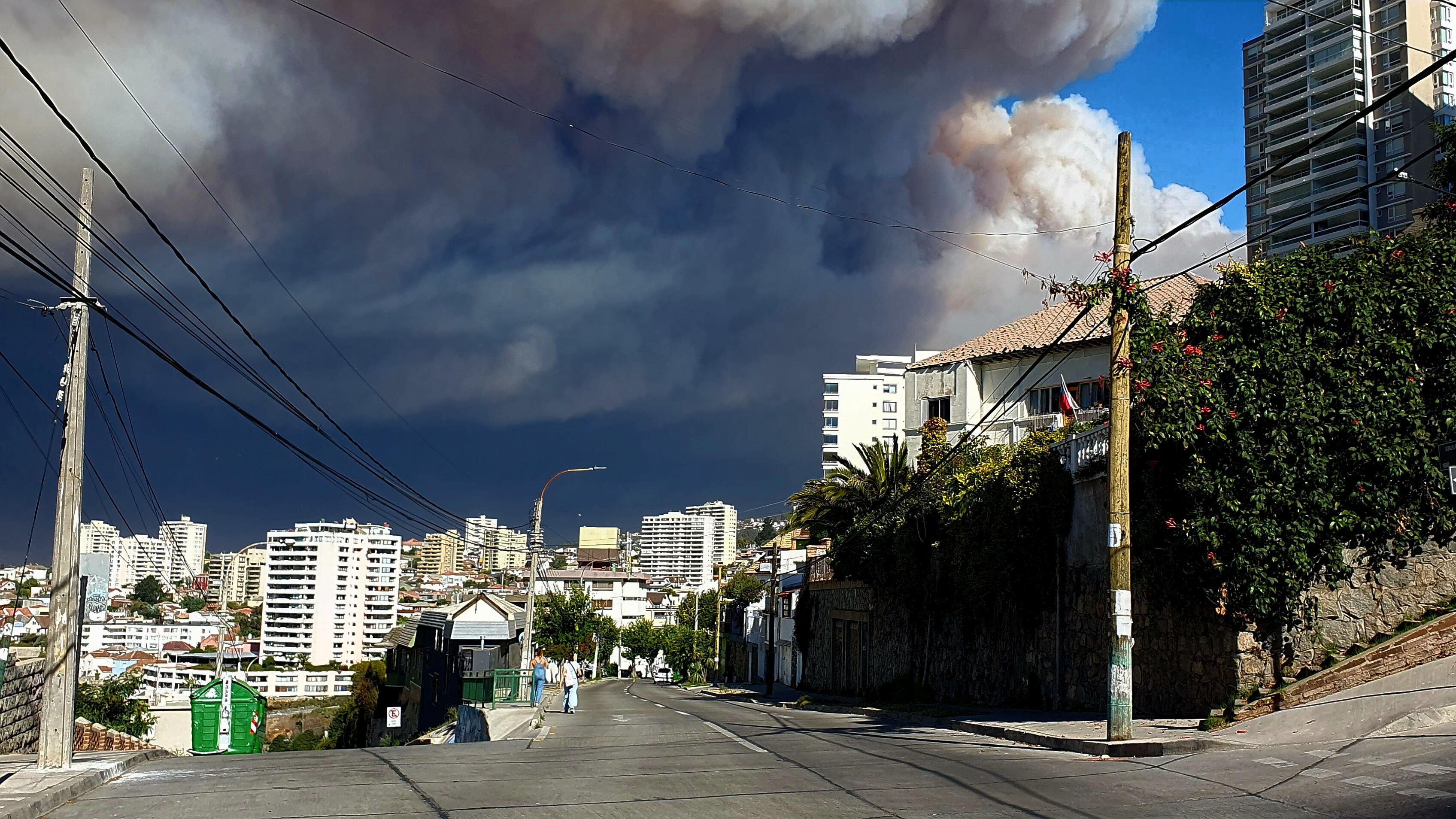 Agencia Uno | Densa columna de humo cubre la ciudad de Viña del Mar, producto de los incendios forestales que afectan a la zona