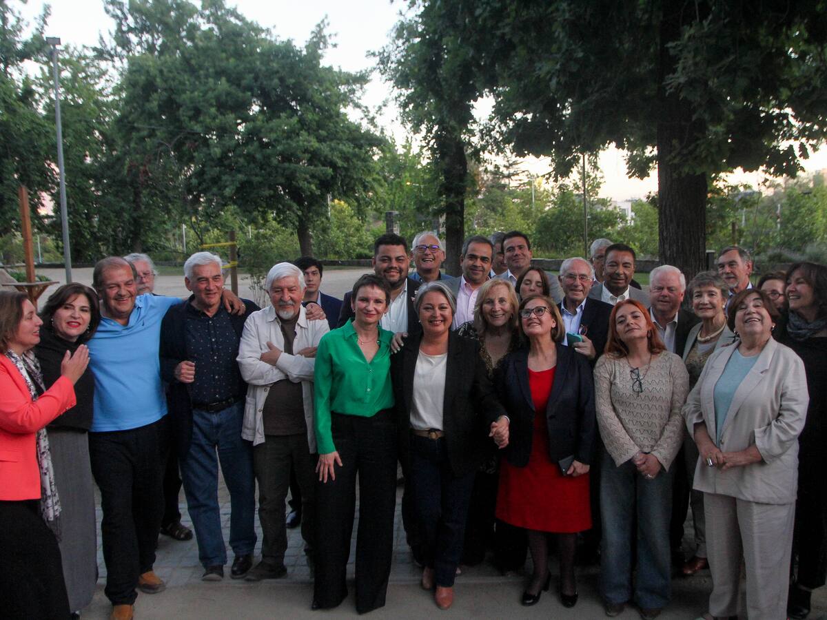 Cena de apoyo a Jeannette Jara reúne a figuras del Socialismo Democrático y la ex Concertación
