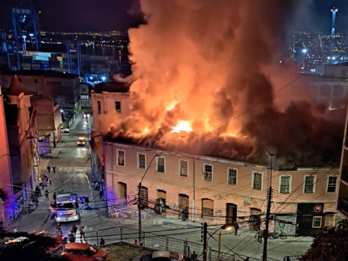 Voraz incendio destruye casona en Valparaíso: más de 40 personas resultaron damnificadas