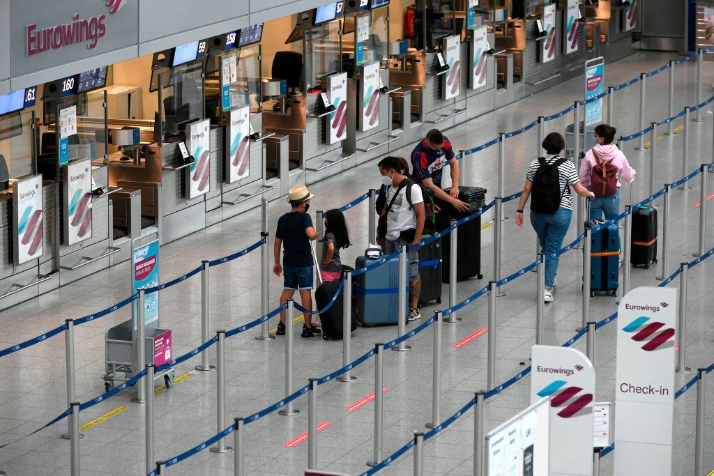 Pasajeros esperan en el aeropuerto de Duesseldorf