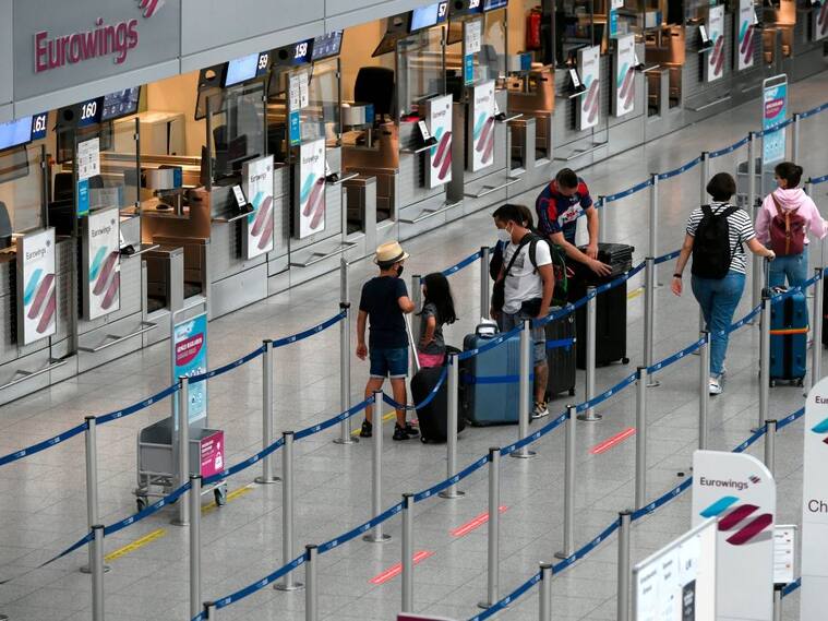 Pasajeros esperan en el aeropuerto de Duesseldorf