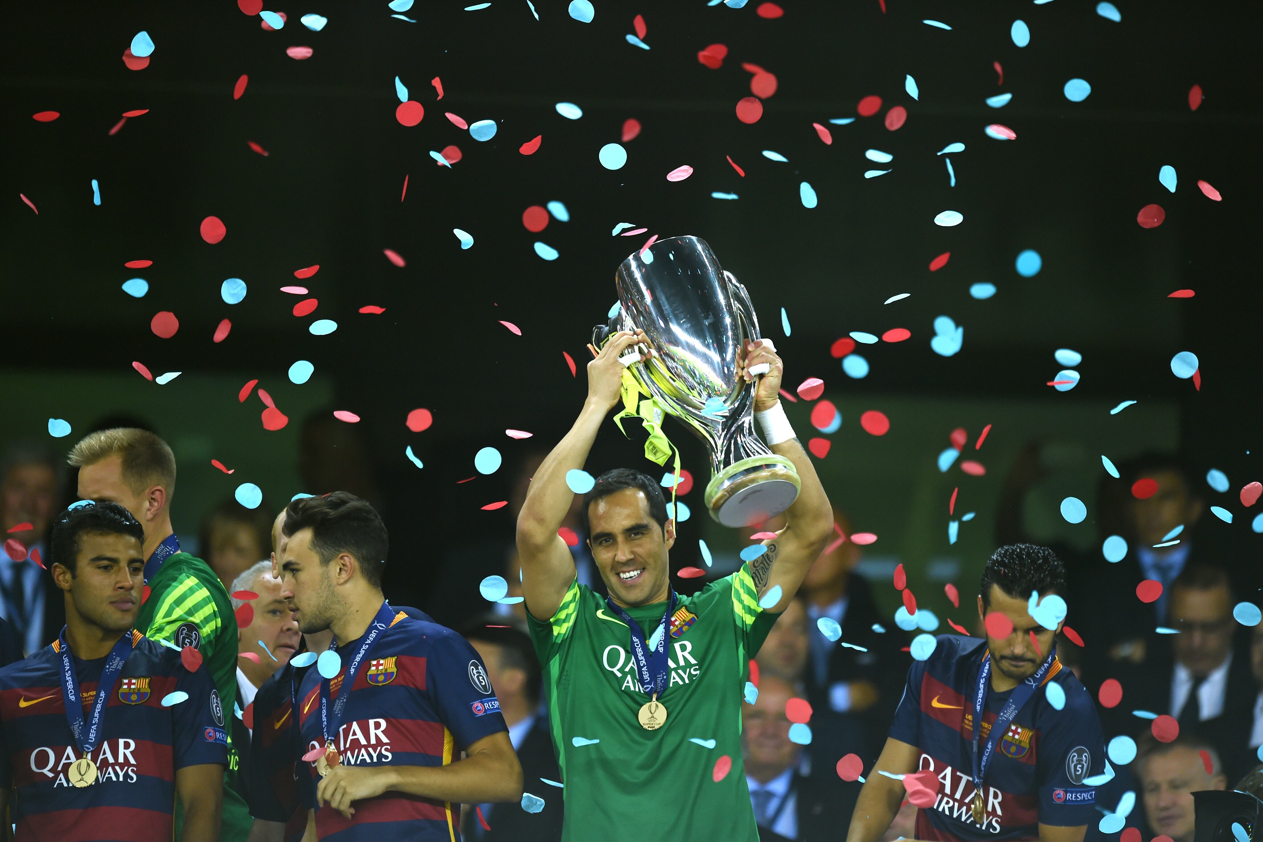 "Traigan vino...": las 22 copas que acumuló Claudio Bravo en su exitosa carrera | Getty Images