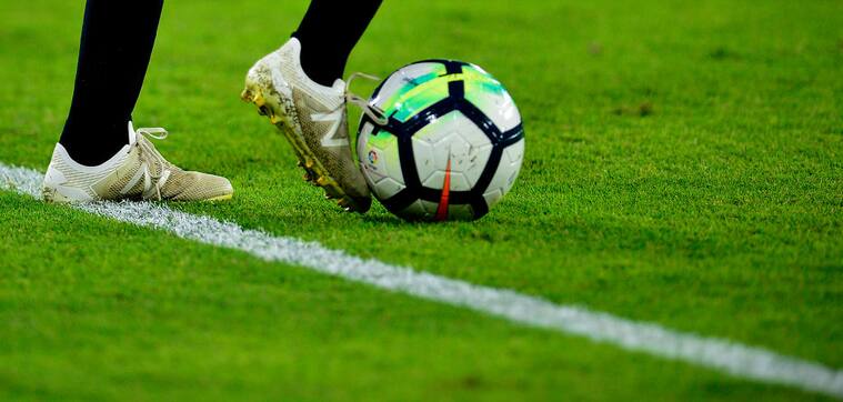 Sevilla's midfielder Jesus Navas kicks the ball during the Spanish league football match Sevilla FC vs Las Palmas at the Ramon Sanchez Pizjuan stadium in Sevilla on September 20, 2017. / AFP PHOTO / CRISTINA QUICLER (Photo credit should read CRISTINA QUICLER/AFP via Getty Images)