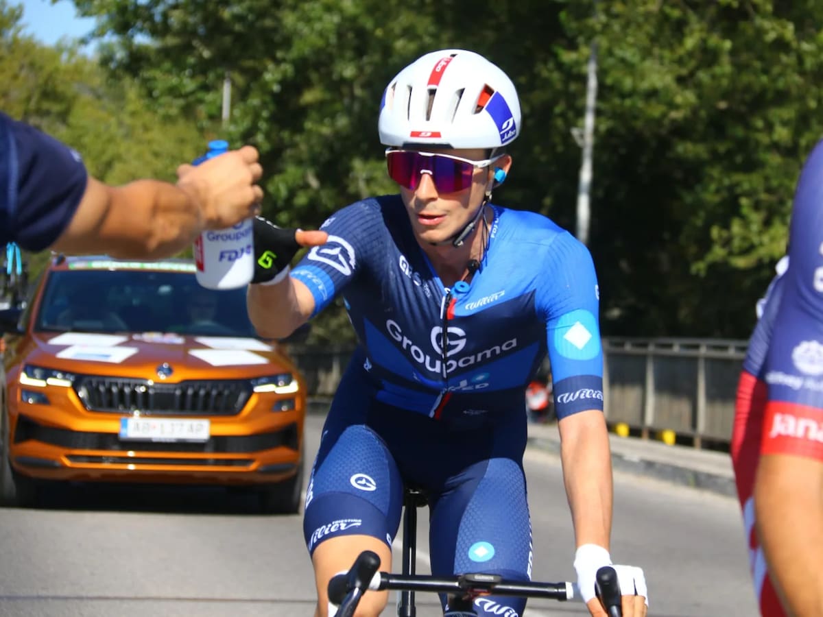 Ciclista francés que competirá en Chile confiesa lo que más le impresionó de Santiago: “En Europa son muy distintas”