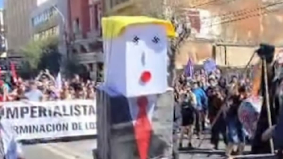 Queman muñeco de Donald Trump en protesta durante el cambio de mando en Valparaíso