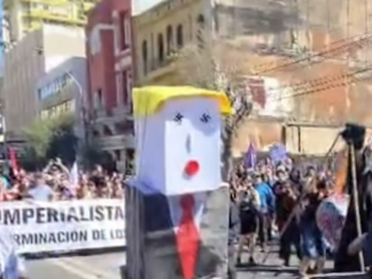 Queman muñeco de Donald Trump en protesta durante el cambio de mando en Valparaíso