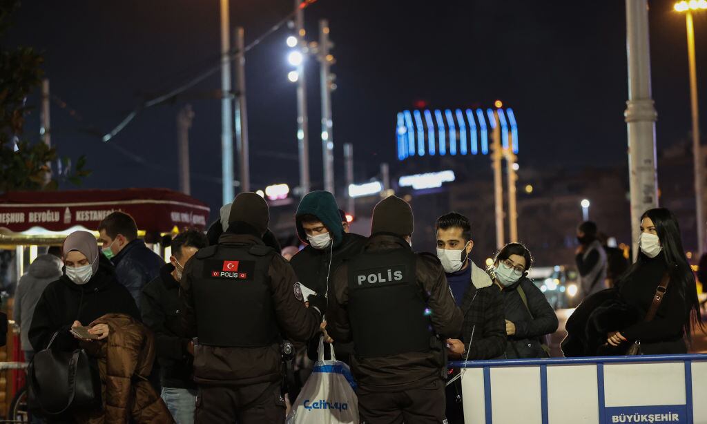 La policía realiza controles a ciudadanos en Estambul