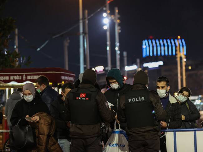 La policía realiza controles a ciudadanos en Estambul
