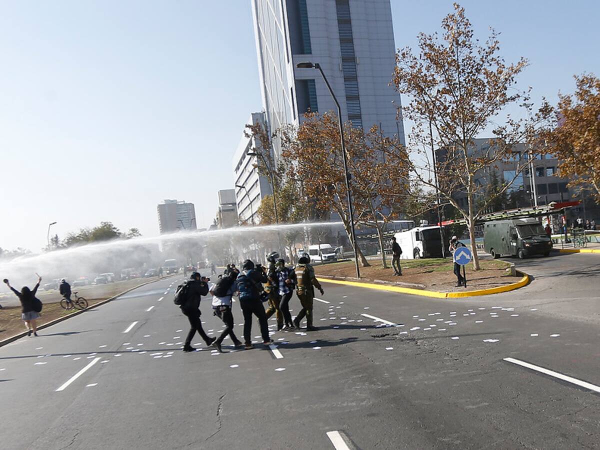 Manifestación en Plaza Baquedano por el Día del Trabajador terminó con incidentes y detenidos
