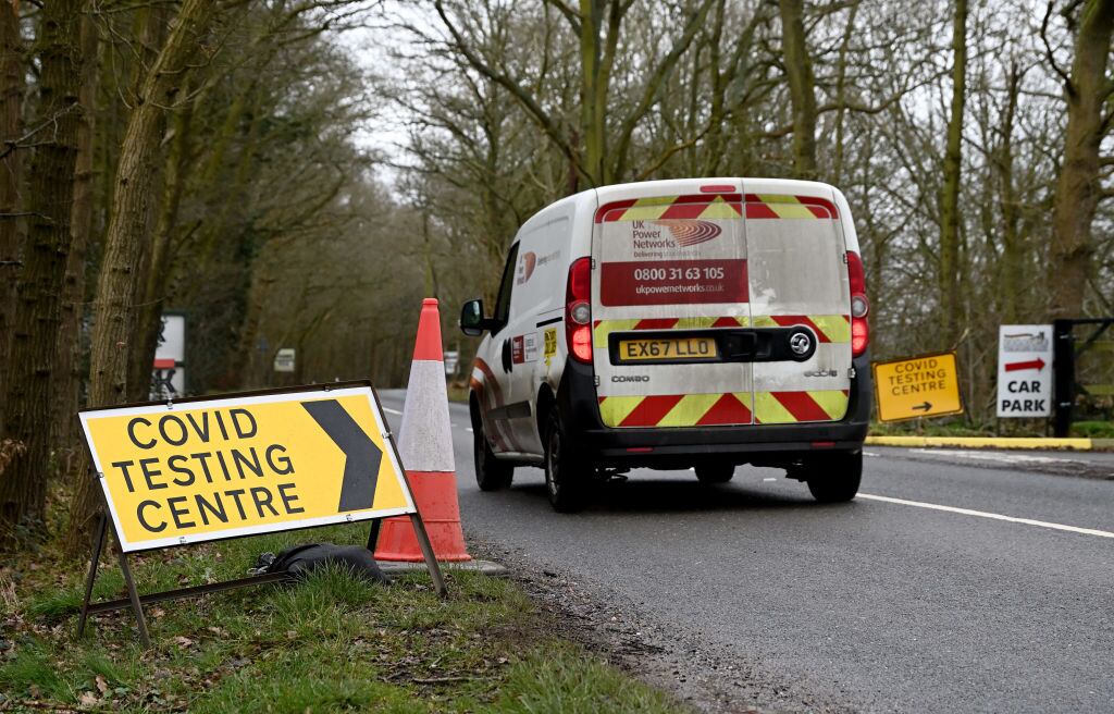 Un vehículo se dirige al centro de testo del Covid-19 en Broxbourne