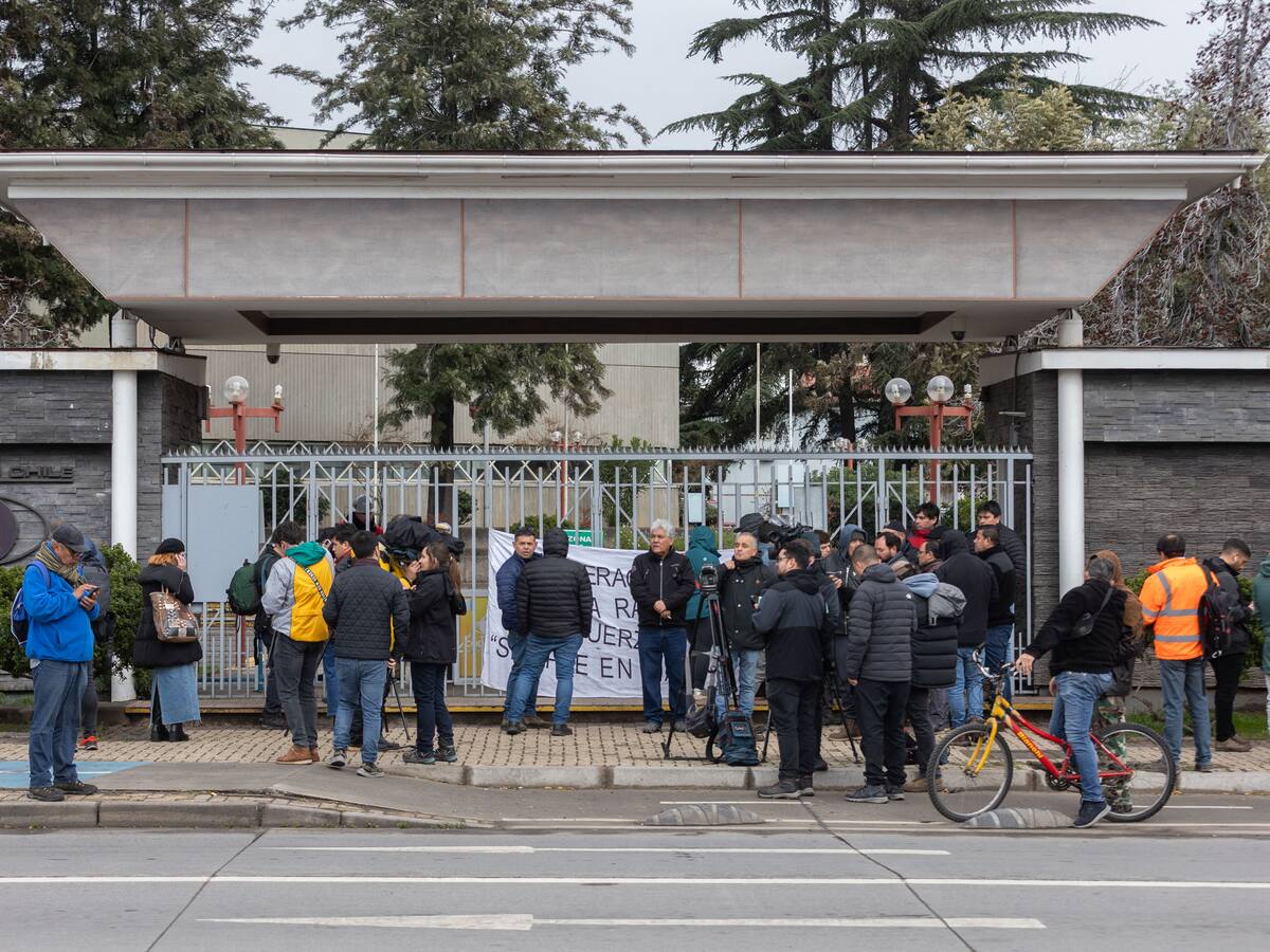 “Estamos todos expuestos a lo mismo”: trabajadores en velatón en El Teniente tras derrumbe que dejó dos muertos y cuatro atrapados