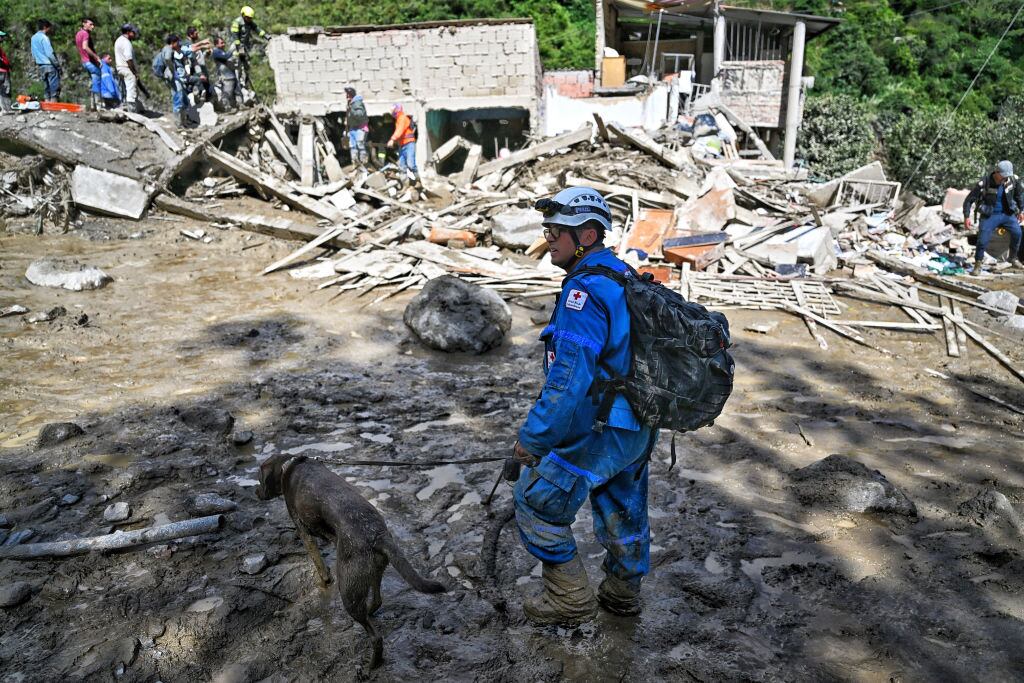 Rescatistas trabajan en Quetame de Colombia tras el grave aluvión de barro