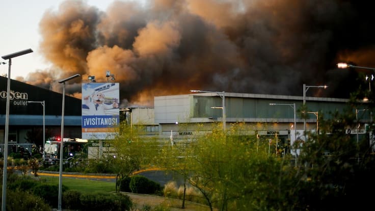 “Eso es lo que más duele...”: el pesar de locatarios afectados tras incendio en bodegas al costado del Mall Plaza Norte