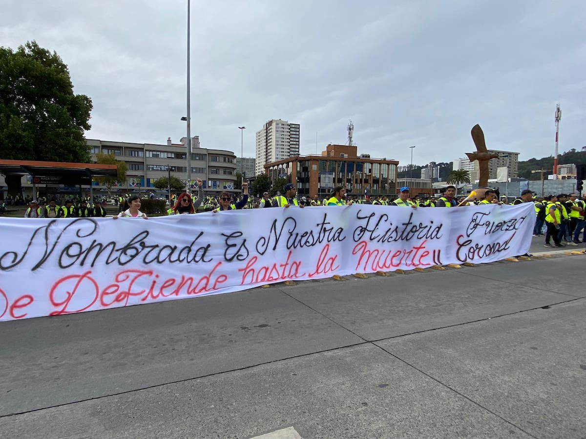 Portuarios realizan masiva manifestación por las calles de Concepción: trabajadores de Puerto Coronel llevan 25 días en paro