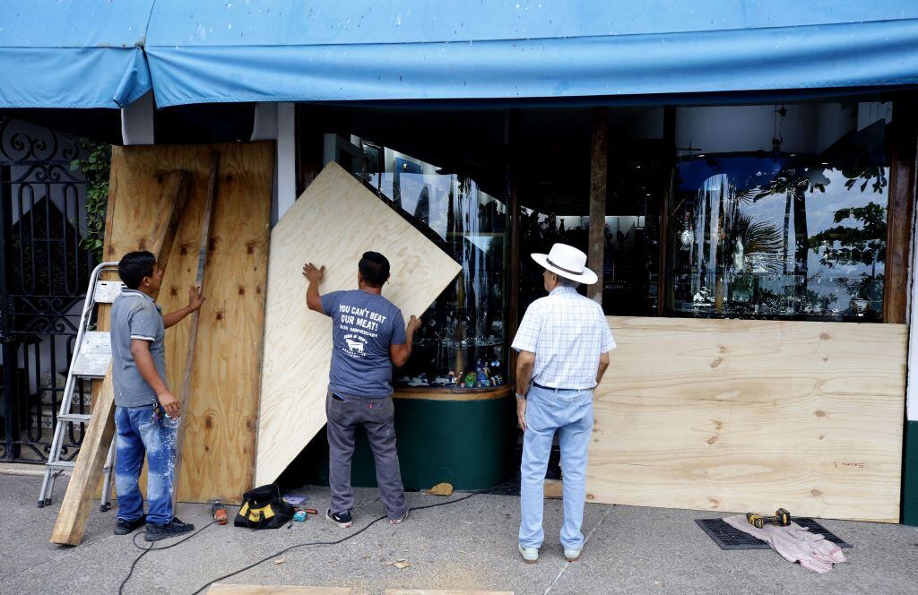 Locatarios protegen las ventanas ante la llegada de Lidia a México