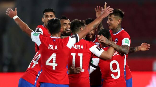 SANTIAGO, CHILE - NOVEMBER 13: Arturo Vidal of Chile celebrates with teammates after scoring the first goal of their team during a match between Chile and Peru as part of South American Qualifiers for Qatar 2022 at Estadio Nacional de Chile on November 13, 2020 in Santiago, Chile. (Photo by Ivan Alvarado - Pool/Getty Images)