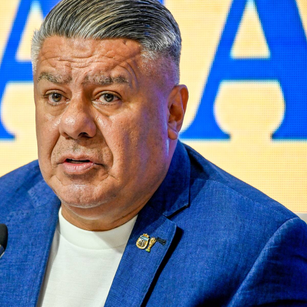 Financiera vinculada a “Chiqui” Tapia y al fútbol argentino está bajo investigación por presunto lavado de dinero