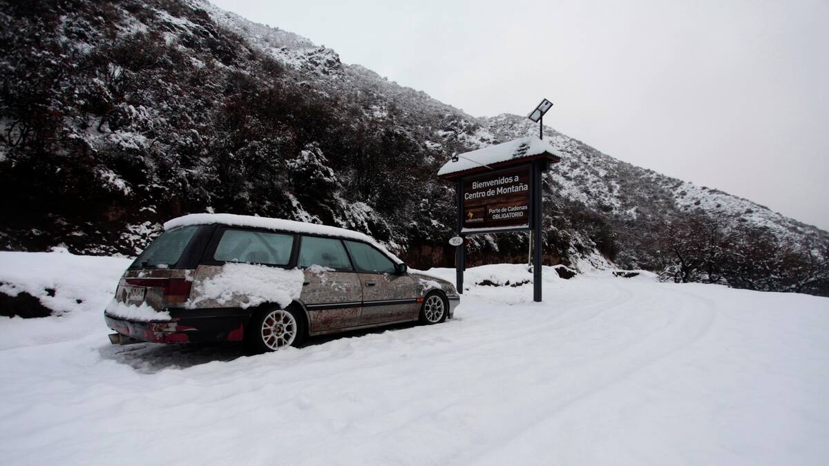 ¡Atención conductores! Autoridades llaman manejar con precaución ante caída de nieve en la región Metropolitana