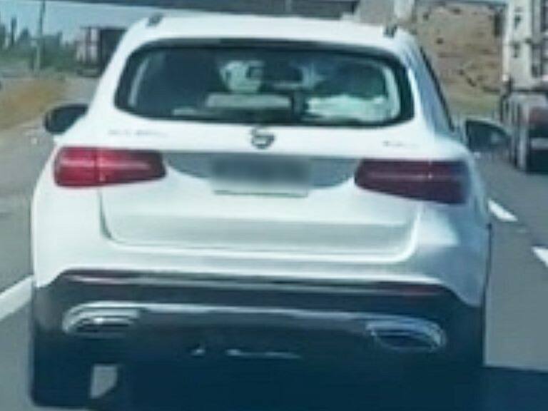 Sujeto disfraza su Mercedes Benz de un Nissan para evitar robos: ¿Es recomendable hacerlo?
