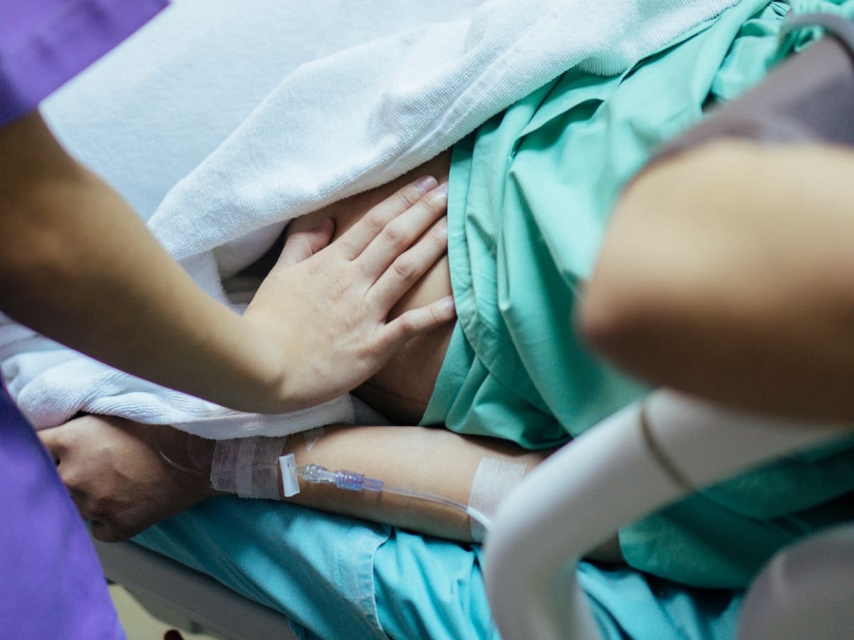 Tuvo gemelas, cayó en coma y quedó con daños neurológicos severos: familia acusa grave negligencia de ginecólogo en una clínica privada