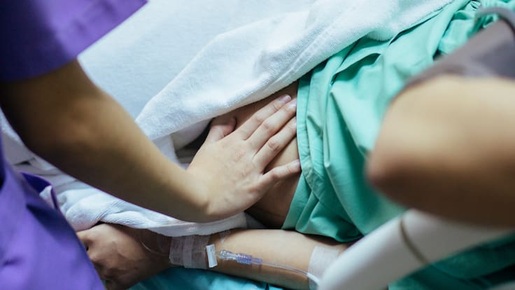 Tuvo gemelas, cayó en coma y quedó con daños neurológicos severos: familia acusa grave negligencia de ginecólogo en una clínica privada