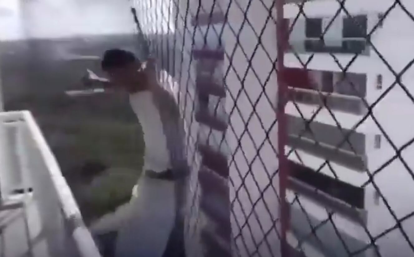 Trabajador salta desde un piso 18 para probar una malla de seguridad: video causó alarma en redes