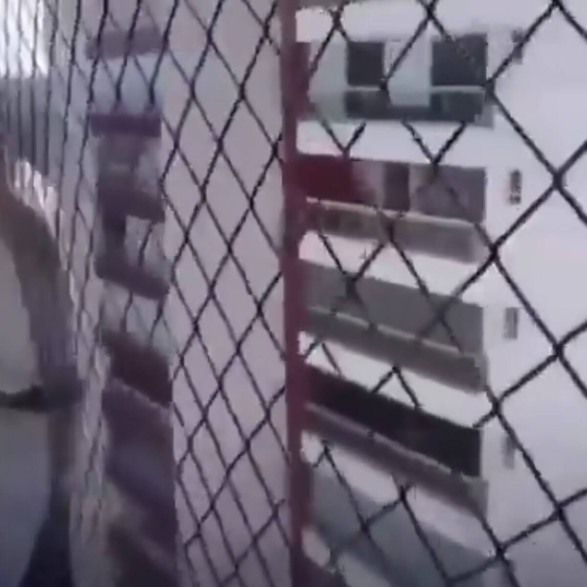 Trabajador salta desde un piso 18 para probar una malla de seguridad: video causó alarma en redes