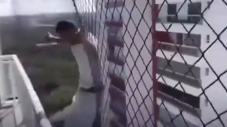 Trabajador salta desde un piso 18 para probar una malla de seguridad: video causó alarma en redes