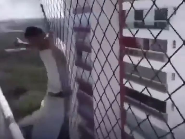 Trabajador salta desde un piso 18 para probar una malla de seguridad: video causó alarma en redes