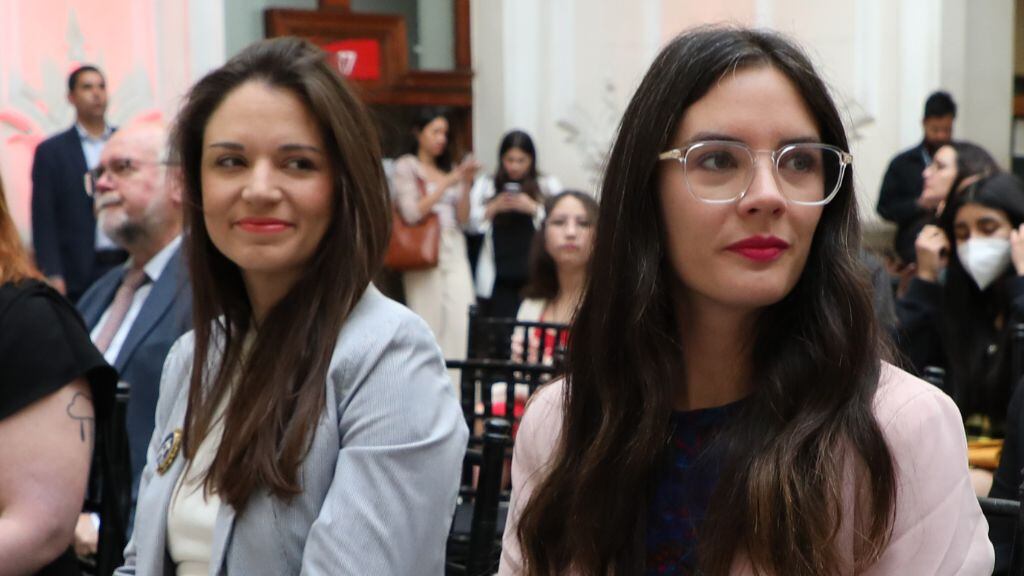 Irina Karamanos, Camila Vallejo, 1024x576 jpg ok