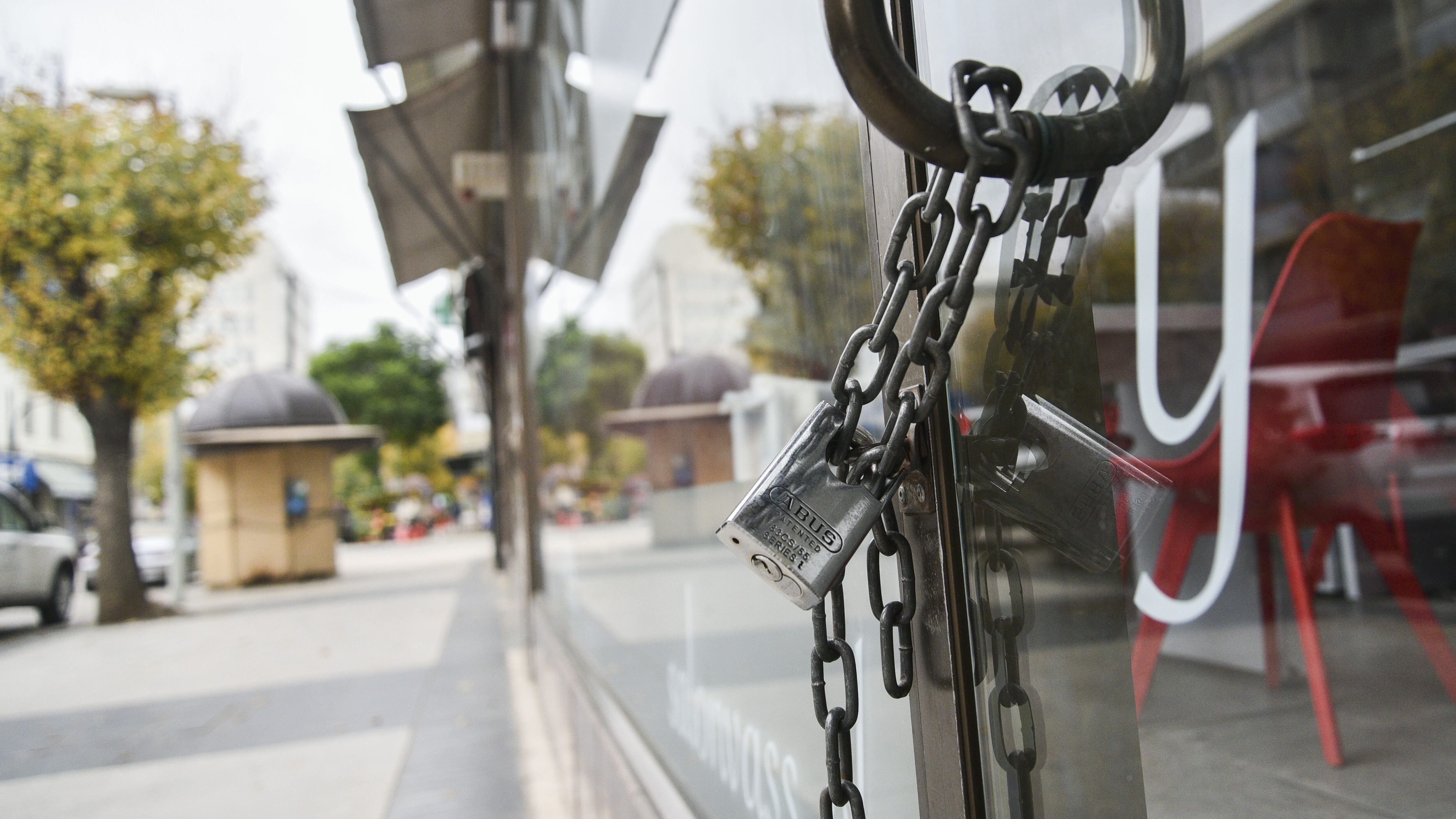 16 DE JUNIO DE 2020/VIA DEL MARCon un candado y una cadena permanece cerrado local comercial, durante la cuarentena total a causa de la pandemia del Coronavirus.
FOTO: SANTIAGO MORALES/AGENCIAUNO
