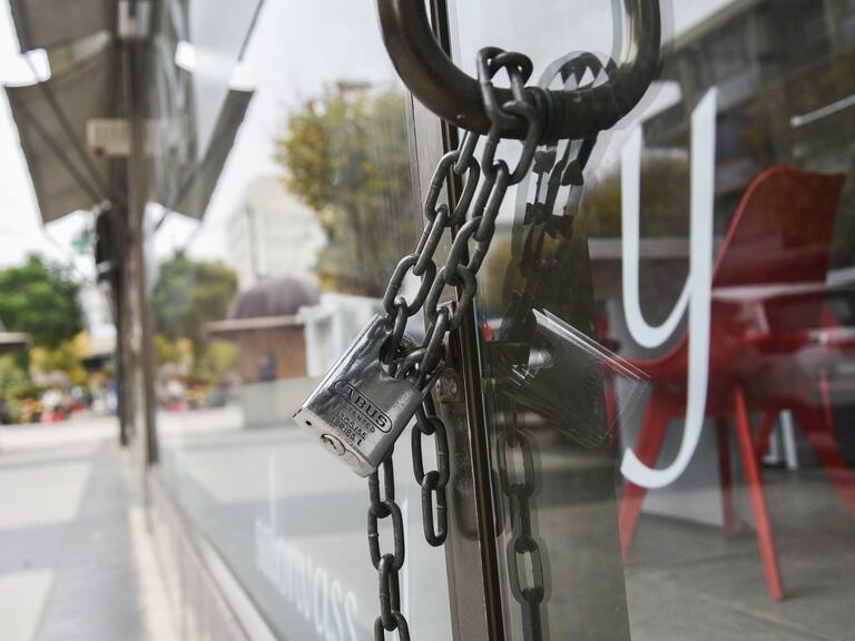 16 DE JUNIO DE 2020/VIA DEL MARCon un candado y una cadena permanece cerrado local comercial, durante la cuarentena total a causa de la pandemia del Coronavirus.
FOTO: SANTIAGO MORALES/AGENCIAUNO