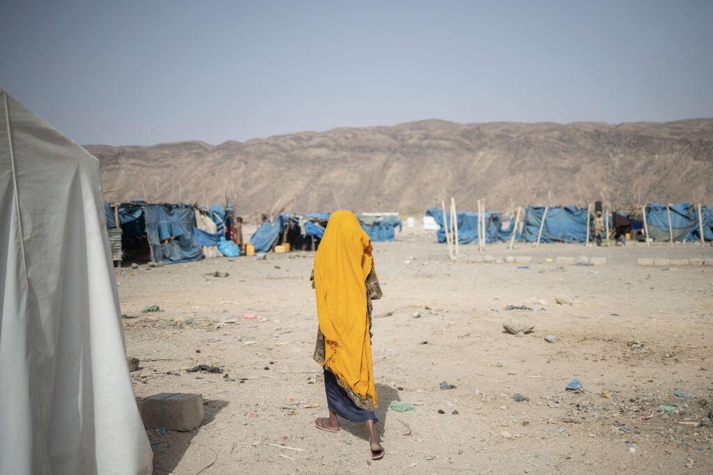 Una mujer se desplaza por un campo de refugiados internos en Etiopía