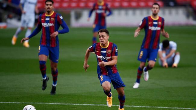 BARCELONA, SPAIN - DECEMBER 19: Sergino Dest of FC Barcelona runs with the ball during the La Liga Santader match between FC Barcelona and Valencia CF at Camp Nou on December 19, 2020 in Barcelona, Spain. (Photo by Eric Alonso/Getty Images)
