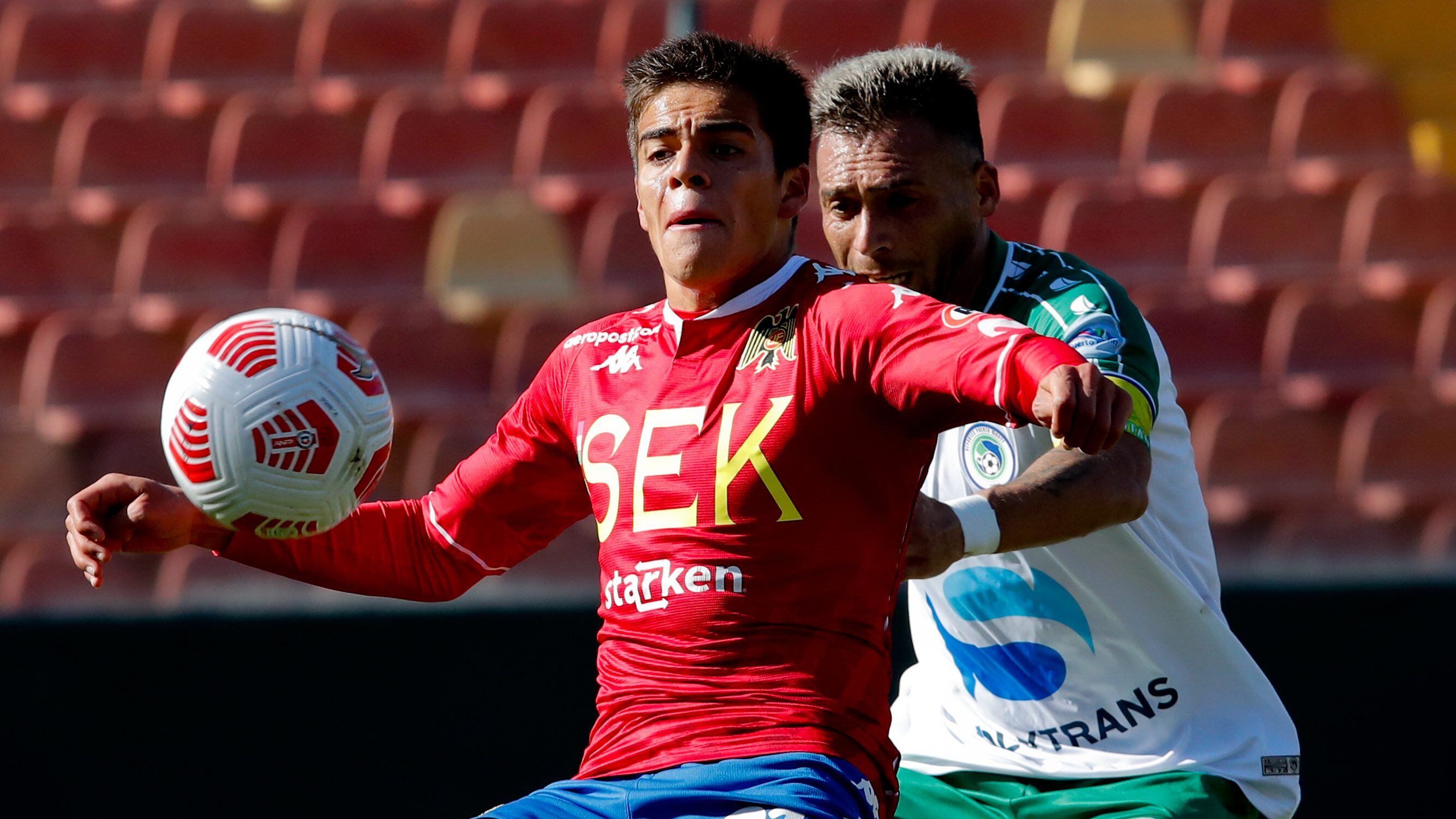 27 de Junio del 2021/SANTIAGOBenjamín Galdames(c) ,durante el partido valido por la segunda fase vuelta de la Copa Chile 2021, entre Union Española vs Puerto Montt, disputado en el Estadio Santa Laura.
FOTO:FRANCISCO LONGA/AGENCIAUNO
