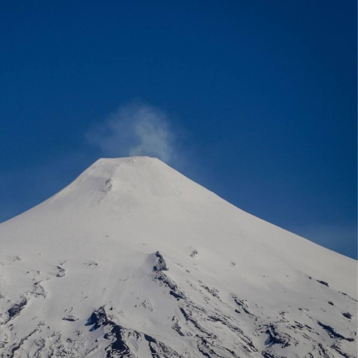 Alerta por aumento de actividad en el Volcán Villarrica: registran explosiones y posible expulsión de material