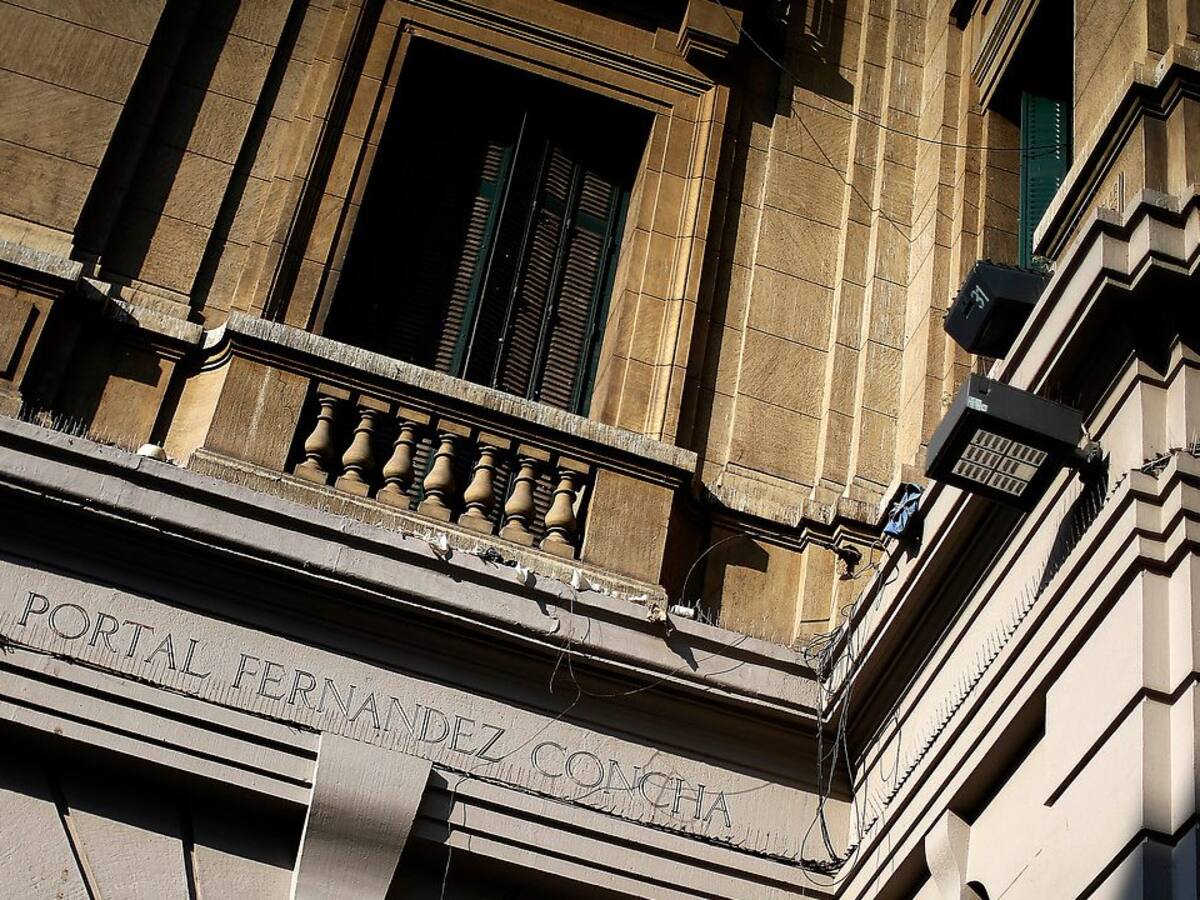 Corte de Apelaciones revocó medidas cautelares y dejó con arresto domiciliario a imputados por fiesta clandestina en Santiago