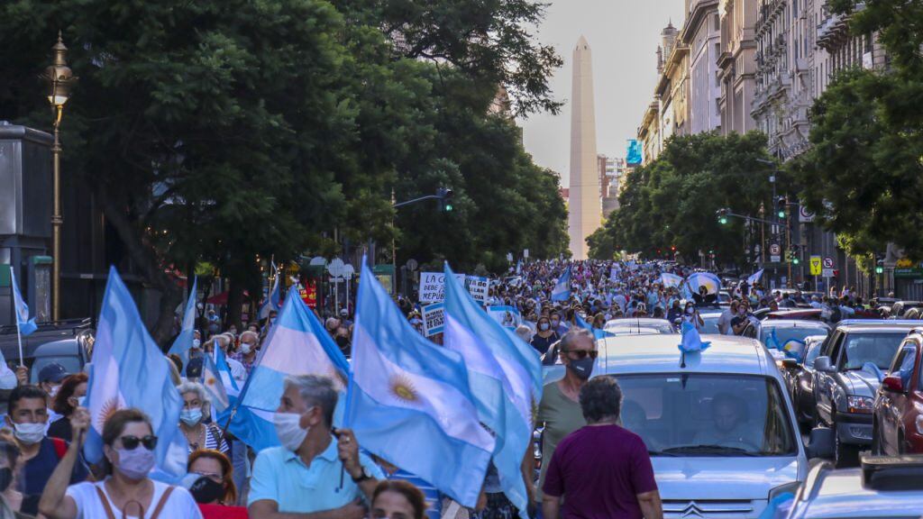 BUENOS AIRES, ARGENTINA - FEBRUARY 27: People gather during an anti-government protest over VIP vaccine rollout scandal outside Casa Rosada in Buenos Aires, Argentina on February 27, 2021. Argentina's government has published a list of 70 influential figures who have received preferential vaccine treatment, receiving their COVID-19 vaccinations ahead of others at the Posadas Hospital in Buenos Aires. (Photo by Muhammed Emin Canik/Anadolu Agency via Getty Images)