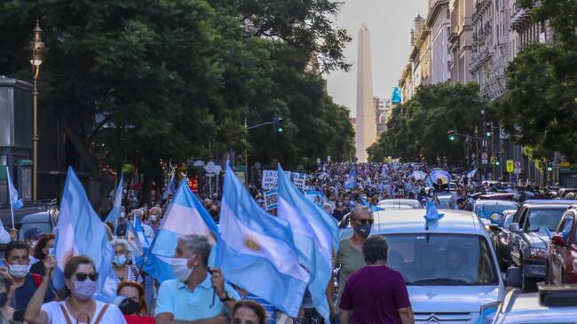 BUENOS AIRES, ARGENTINA - FEBRUARY 27: People gather during an anti-government protest over VIP vaccine rollout scandal outside Casa Rosada in Buenos Aires, Argentina on February 27, 2021. Argentina's government has published a list of 70 influential figures who have received preferential vaccine treatment, receiving their COVID-19 vaccinations ahead of others at the Posadas Hospital in Buenos Aires. (Photo by Muhammed Emin Canik/Anadolu Agency via Getty Images)